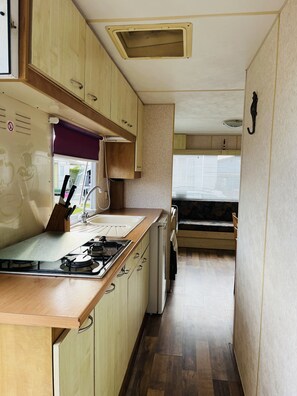 Refrigerador, microondas, placa de cocina, cafetera/tetera
