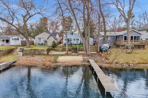 Exterior - Beautiful 4-bedroom  Lake Front Cottage with HOT TUB & rentable BOAT (White Lake)