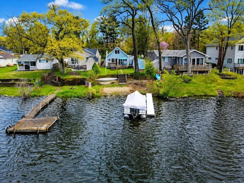 Beautiful 4-bedroom  Lake Front Cottage with HOT TUB & rentable BOAT