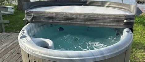 Bañera de hidromasaje al aire libre