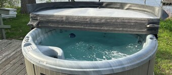 Beautiful 4-bedroom  Lake Front Cottage with HOT TUB & rentable BOAT