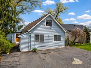 Exterior - Beautiful 4-bedroom  Lake Front Cottage with HOT TUB & rentable BOAT (White Lake)