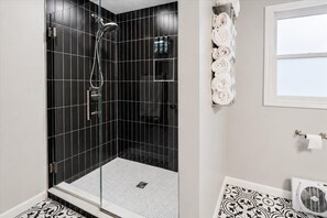 Dusche, Haartrockner, Handtücher, Seife