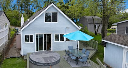 Beautiful 4-bedroom Lake Front Cottage with HOT TUB & rentable BOAT