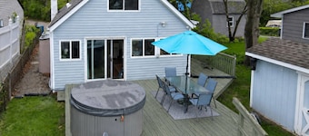 Beautiful 4-bedroom Lake Front Cottage with HOT TUB & rentable BOAT