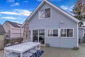 Outdoor dining - Beautiful 4-bedroom  Lake Front Cottage with HOT TUB & rentable BOAT (White Lake)