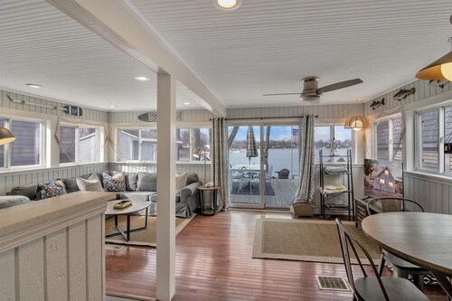 Beautiful 4-bedroom  Lake Front Cottage with HOT TUB & rentable BOAT
