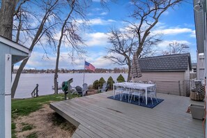 Outdoor dining - Beautiful 4-bedroom  Lake Front Cottage with HOT TUB & rentable BOAT (White Lake)