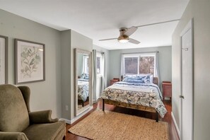 4 bedrooms, desk, travel crib, free WiFi - Beautiful 4-bedroom  Lake Front Cottage with HOT TUB & rentable BOAT (White Lake)