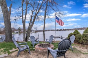 Property grounds - Beautiful 4-bedroom  Lake Front Cottage with HOT TUB & rentable BOAT (White Lake)