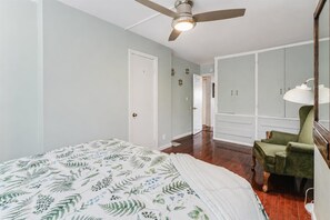 4 bedrooms, desk, travel cot, free WiFi - Beautiful 4-bedroom  Lake Front Cottage with HOT TUB & rentable BOAT (White Lake)