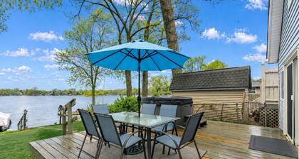 Beautiful 4-bedroom Lake Front Cottage with HOT TUB & rentable BOAT