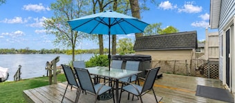 Beautiful 4-bedroom Lake Front Cottage with HOT TUB & rentable BOAT
