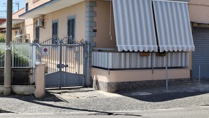 A building with a gated entrance, a covered porch, and a number '61' sign. - Vacation Home Southern Geko (Torre del Greco)