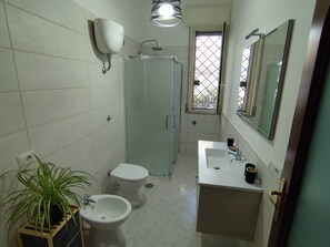 Hair dryer, towels, soap, toilet paper - Vacation Home Southern Geko (Torre del Greco)