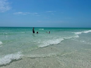 沙滩椅、沙滩毛巾