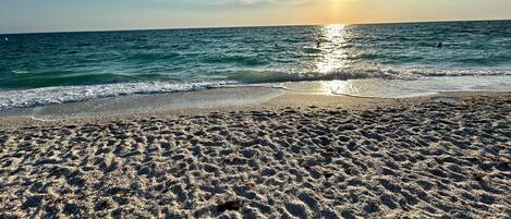 Chaises longues, serviettes de plage