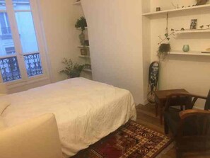 2 bedrooms, iron/ironing board, WiFi, bed sheets - Sanctuary in trendy Parisian neighborhood (Paris)