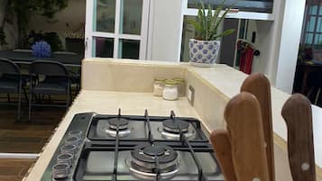 Réfrigérateur, micro-ondes, plaque de cuisson, bouilloire électrique