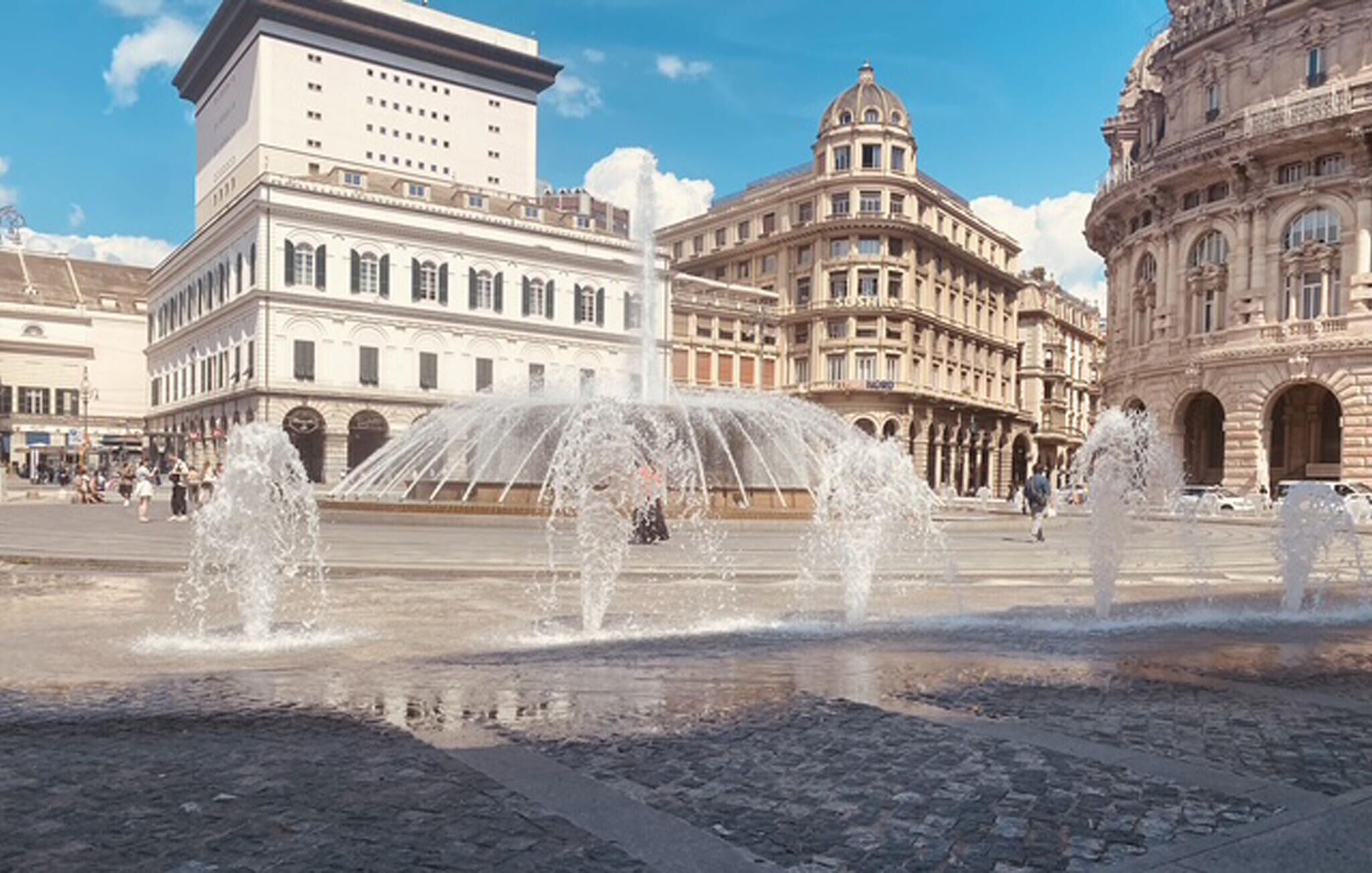 Une place historique dotée d’une fontaine centrale, entourée d’édifices à l’architecture classique.
