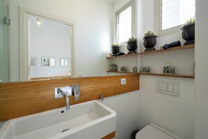 Ducha, secador de pelo, toallas