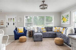 Premium House | Living area | TV - Pleasant Valley Resort (Arcadia)