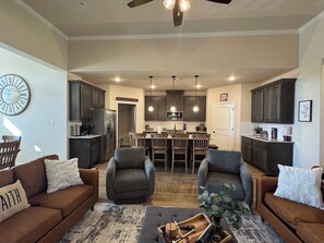 TV connectée, jeux vidéo, baby-foot, table de tennis de table