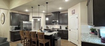 Gusty’s • NEW 5BR/3BA • 6 Beds • Sleeps 11 • Near Kyle Field