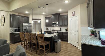 Gusty’s • NEW 5BR/3BA • 6 Beds • Sleeps 11 • Near Kyle Field