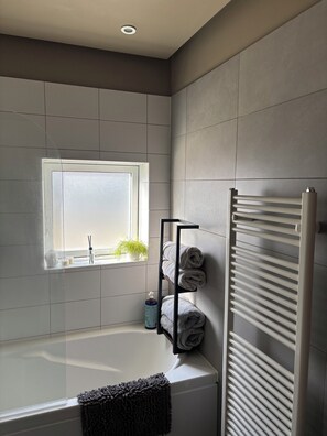 Sèche-cheveux, bidet, serviettes fournies, savon