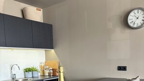Una cocina moderna con encimera de mármol, una botella de champán y dos copas.