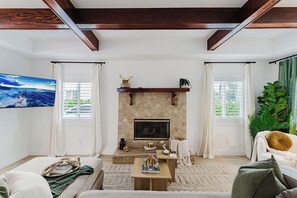 Hus – deluxe, flere soverom, hageutsikt | Oppholdsområde | En 55-tommers smart-TV med kabel-kanaler samt Netflix og Hulu