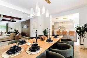 Casa luxo, vários quartos, vista para o jardim | Sala de jantar