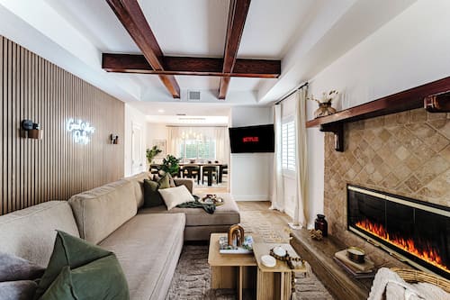 Maison Deluxe, plusieurs chambres, vue sur le jardin | Aire de séjour | Téléviseur connecté de 55 po avec télévision par câble, Netflix, Hulu