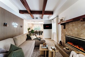 Casa Deluxe, varias habitaciones, vista al jardín | Área de sala de estar | Smart TV de 55 pulgadas con canales por cable, Netflix y Hulu 