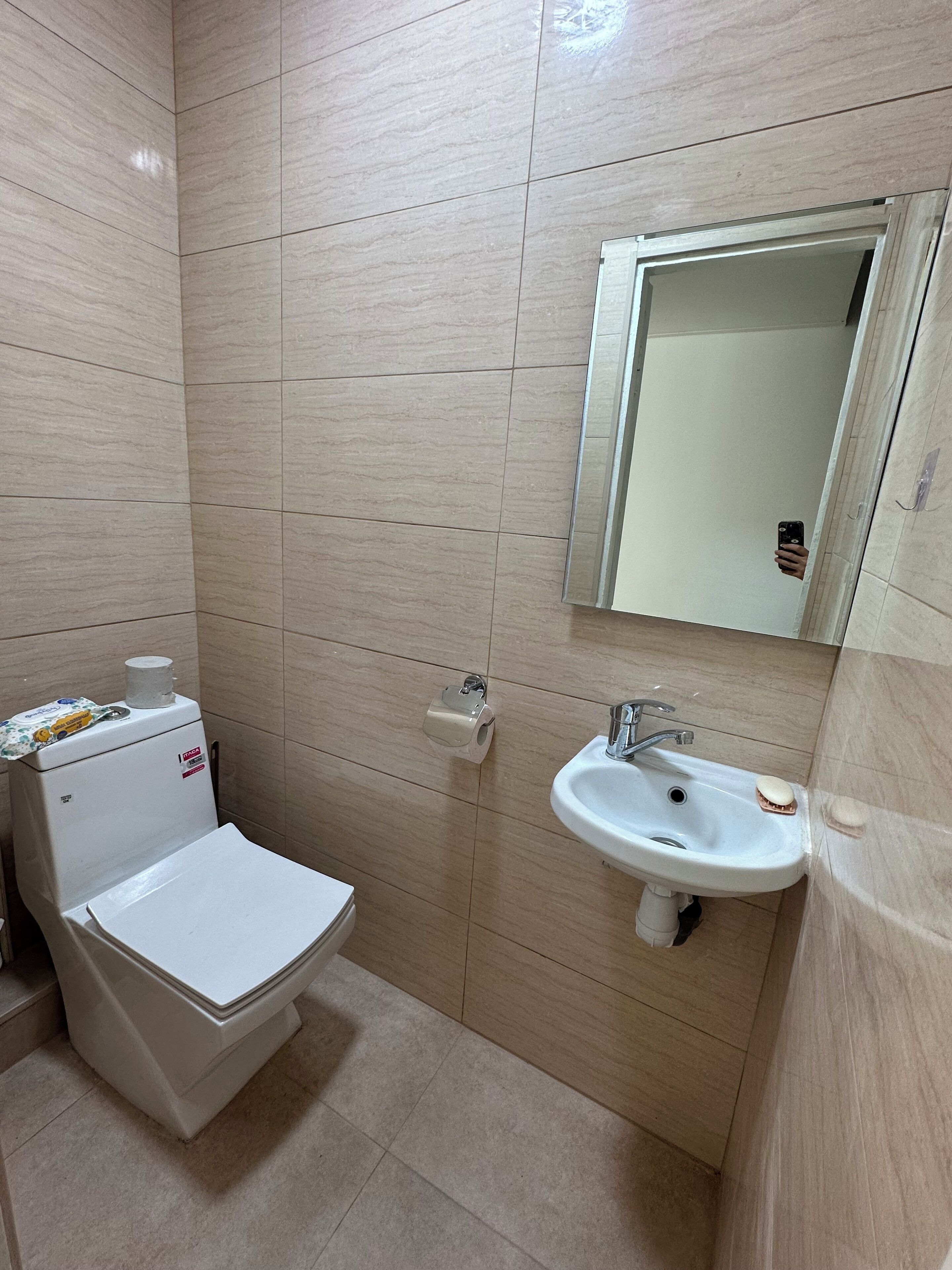 Douche, sèche-cheveux, serviettes fournies, savon