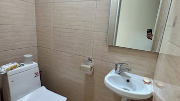 Douche, sèche-cheveux, serviettes fournies, savon