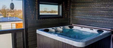 Outdoor spa tub