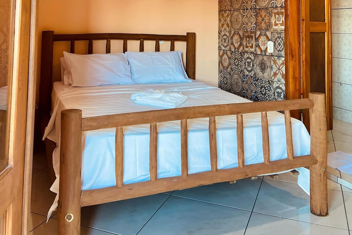 Espacio para trabajar con laptop, cortinas blackout y wifi gratis