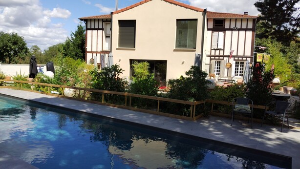 A two-story house with a swimming pool in the foreground. - Hostelry (Écully)