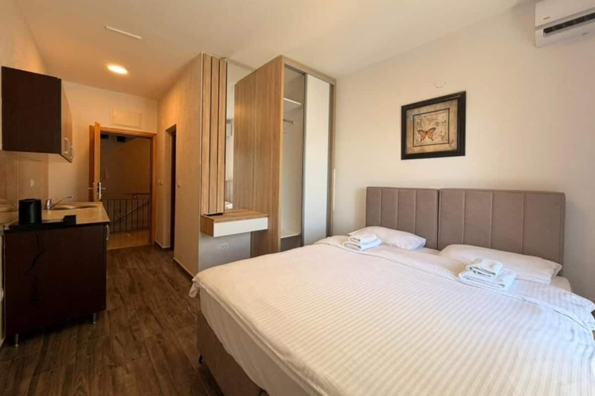 Deluxe Double Room, Partial Sea View | Minibar, soundproofing, cribs (free), WiFi (free)