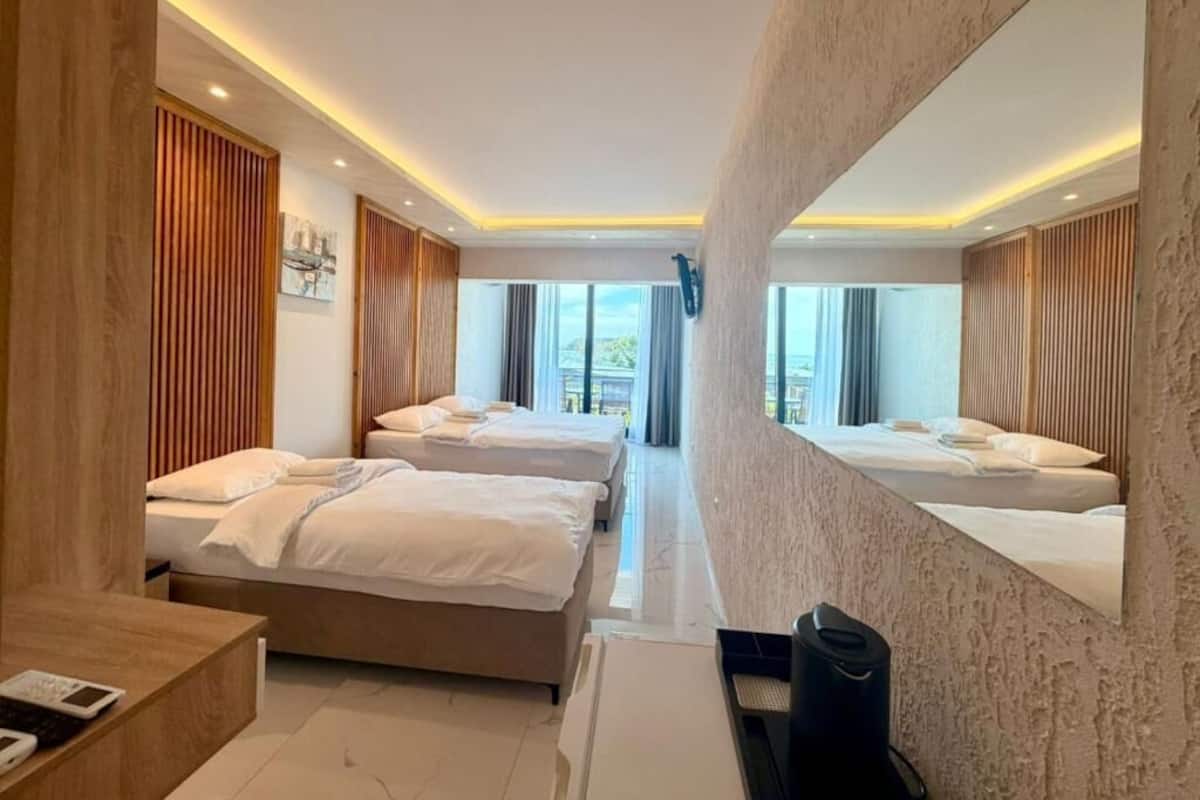 Comfort Quadruple Room, Balcony | Minibar, soundproofing, cribs (free), WiFi (free)