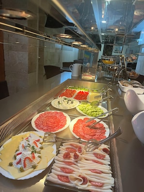 Free daily buffet breakfast  - Beachfront Hotel Palma Jaz (Budva)