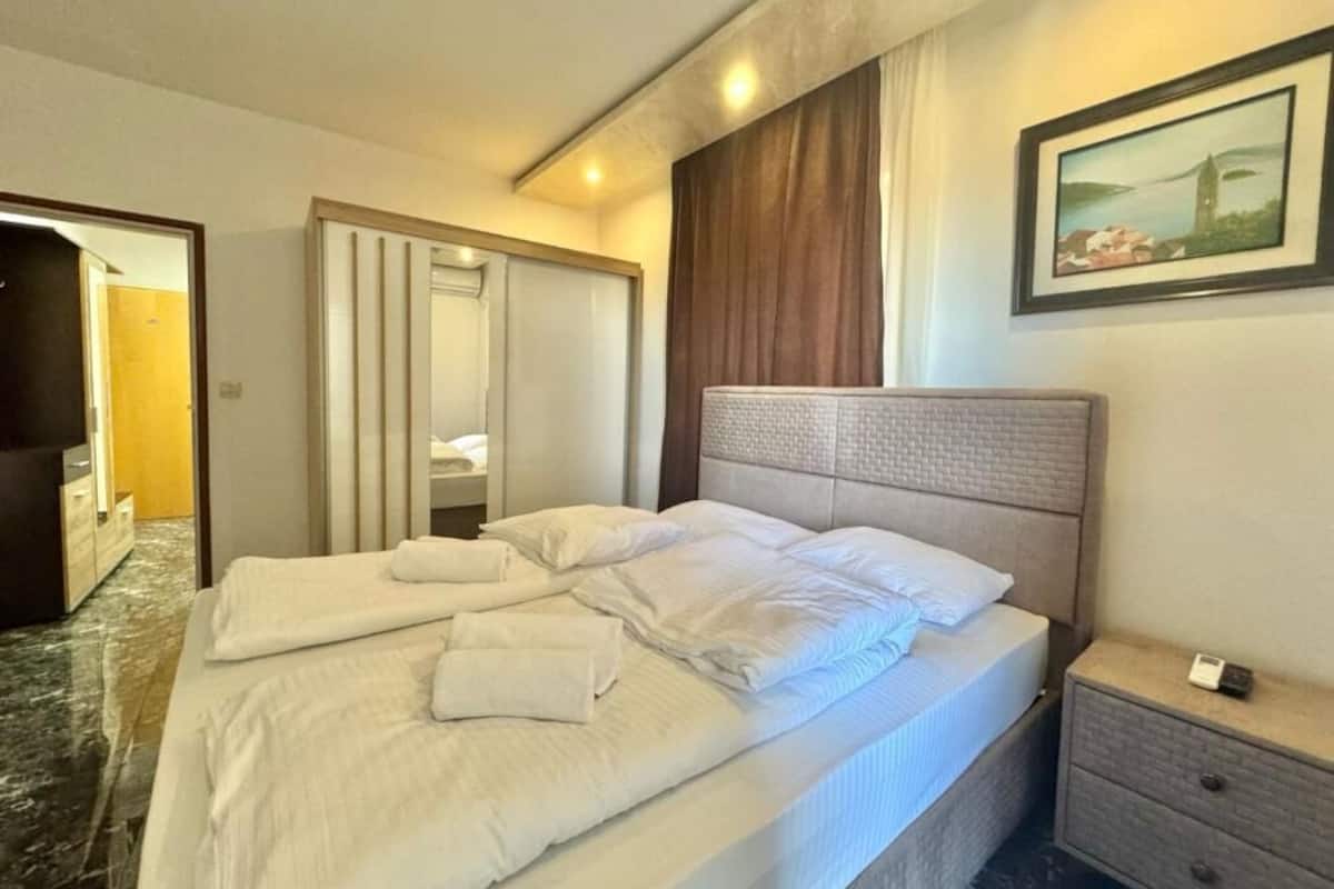 Comfort Apartment | Minibar, soundproofing, cribs (free), WiFi (free)