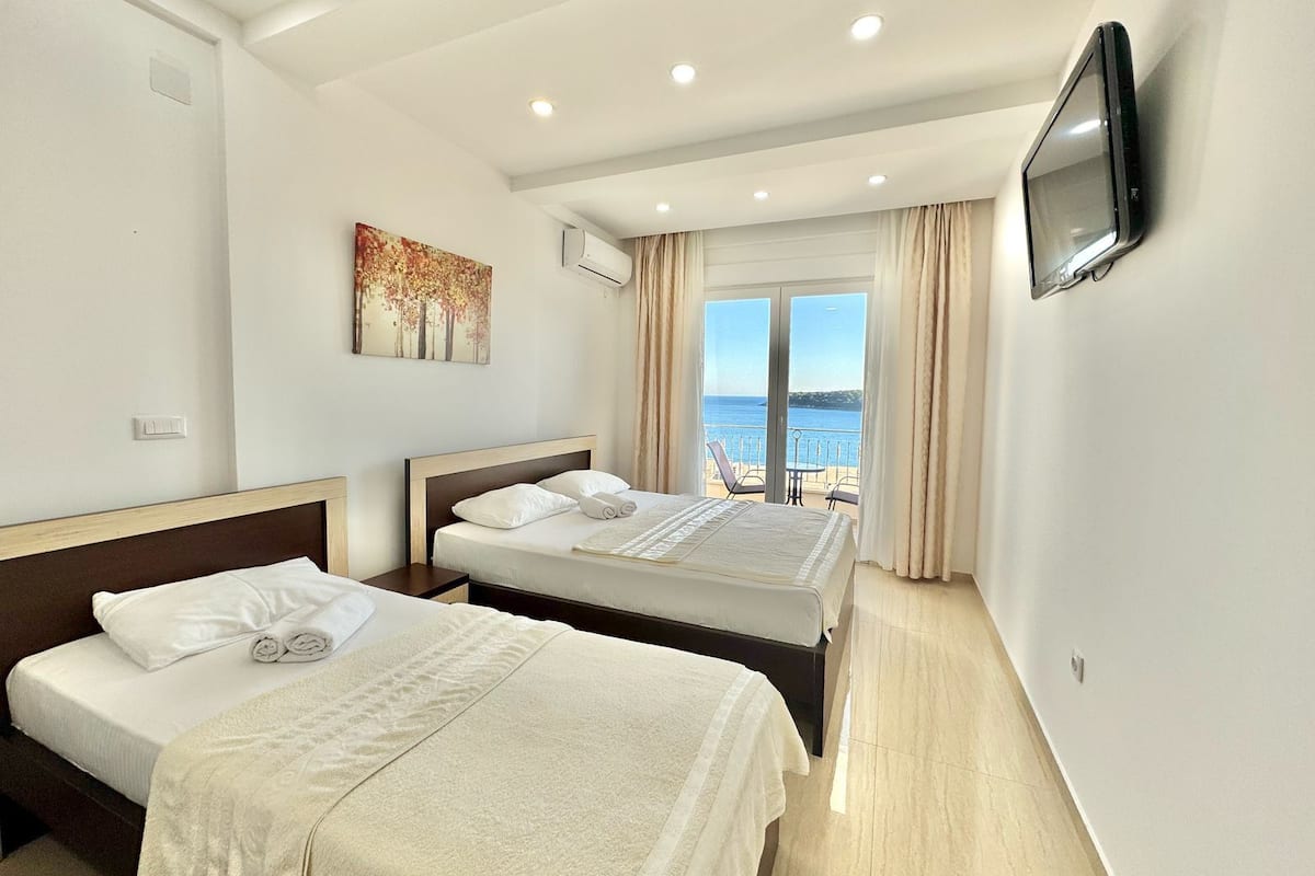 Appartement Supérieur, balcon, vue partielle sur la mer | 1 chambre, Wi-Fi gratuit
