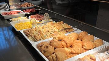 Desayuno completo diario (EUR 8 por persona)