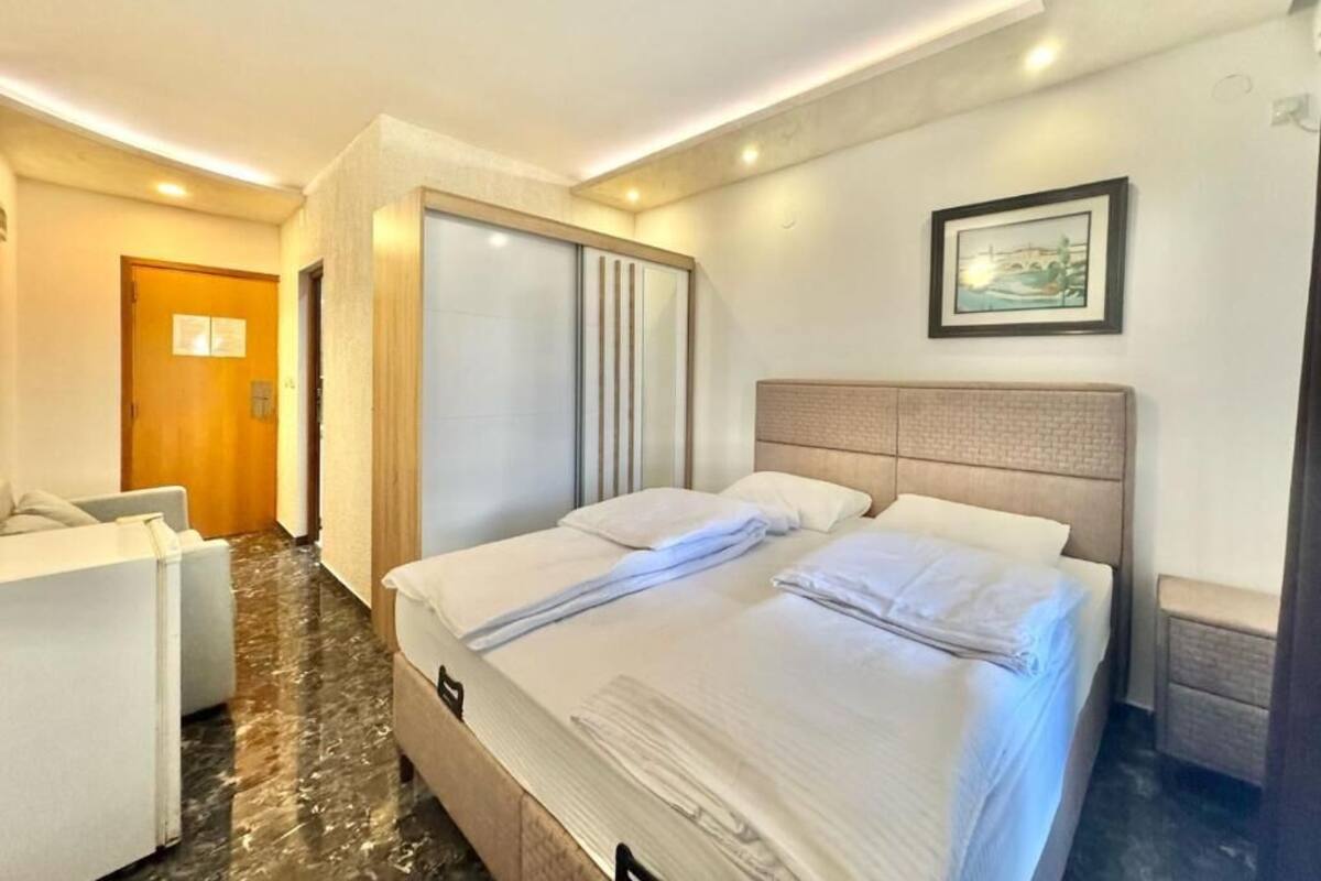 Classic Double Room, Balcony | Minibar, soundproofing, cribs (free), WiFi (free)