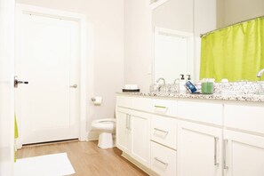 Chuveiro, toalhas de banho, sabonete, papel higiênico