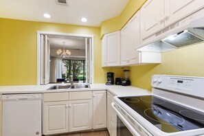 Fridge, microwave, oven, stovetop - Sea Pines Villa – 3BR, Pet Friendly - Sleeps 8 (Hilton Head Island)