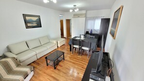 Apartment, 1 Bedroom, Balcony, City View | Living room